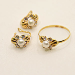 8945-conjunto pendientes anillo oro amarillo con perlas y circonitas